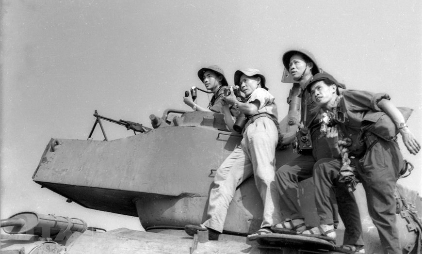  Des reporters de l'Agence d'information de Libération au champ de bataille de Cu Chi.