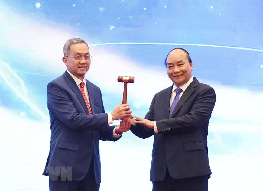  Le Premier ministre Nguyen Xuan Phuc (droite) remet le marteau de la présidence de l'ASEAN à l’ambassadeur du Brunei au Vietnam, lequel assumera la présidence de l’ASEAN en 2021. 