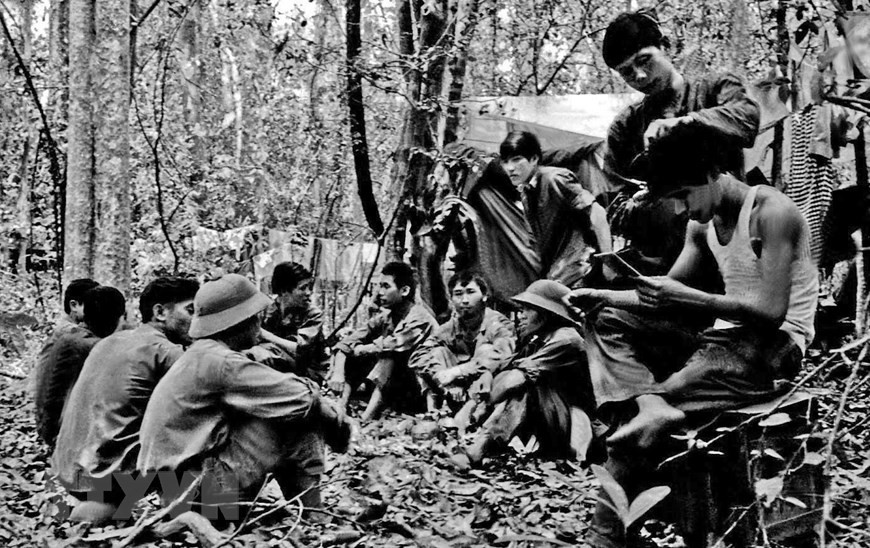  Le groupe de reporters ''GP 10'' (Libération - 10e cours de formation de journalistes) de l'Agence vietnamienne d’Information en route pour la campagne de Ho Chi Minh afin de soutenir l'Agence d'information de Libération.