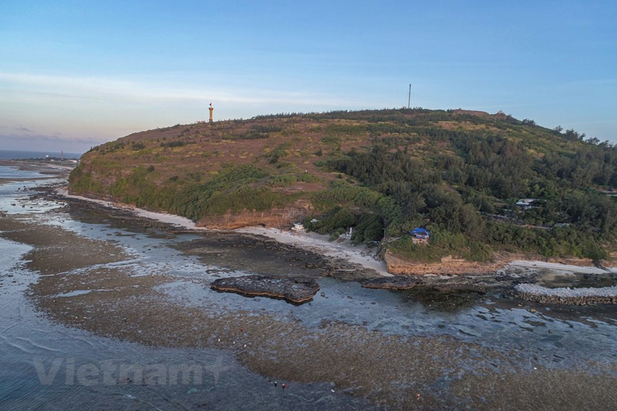  Selon les personnes âgées de Ly Son, la cuvette du volcan de Thoi Loi abritait autrefois une forêt de différentes essences précieuses et un cours d'eau courait à son pied pour former le ruisseau Chinh. La forêt a été totalement détruite et le ruisseau n'existe plus. Il reste seulement une relique – la pagode Hang (Cave) construite au 16e siècle sous le règne du roi Lê Kinh Tông, elle se trouve au pied d’une falaise à 20m de la base de la montagne et donne vue sur la mer. En raison de l'érosion marine, les couches de roches ont formé une grotte en forme de pagode. Photo : Vietnamplus