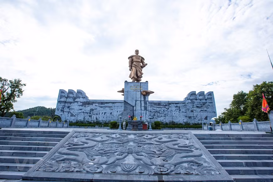  Une fois à Quang Ninh, vous avez également la possibilité de visiter d’autres lieux situés à proximité. Rien que dans le quartier de Bach Dang, outre le mont Bài Tho, se trouvent aussi le temple Trân Quôc Nghiên et la pagode Long Tiên. Par ailleurs, les touristes pourront visiter le parc international de Hoàng Gia. C’est un lieu de divertissement oscillant entre tradition et modernité. En y venant, les touristes pourront déguster des fruits de mer frais et de saison. En particulier, le hachis de seiche (cha muc) de Ha Long est réputé pour faire partie des dix meilleurs mets vietnamiens, selon une liste publiée par le Livre des records d’Asie en 2013. Photo : Vietnamplus 