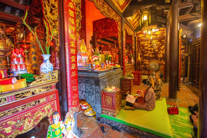  Chaque année, de nombreux pèlerins s’y rendent pour solliciter bonheur et fortune, et rendre hommage au seigneur Trân Quôc Tang. La fête du temple de Cua Ông se déroule toutes les années paires. Le culte au général est organisé aux 3e et 4e jours du 2e mois lunaire. Il donne lieu à de somptueuses cérémonies cultuelles. La fête dure jusqu’à la fin du 3e mois lunaire. Le point d’orgue de la fête est la procession au cours de laquelle la statue du général Trân Quôc Tang est transportée de Cua Ông jusqu’à un autre temple dans la commune de Trac Chân. Photo : Vietnamplus