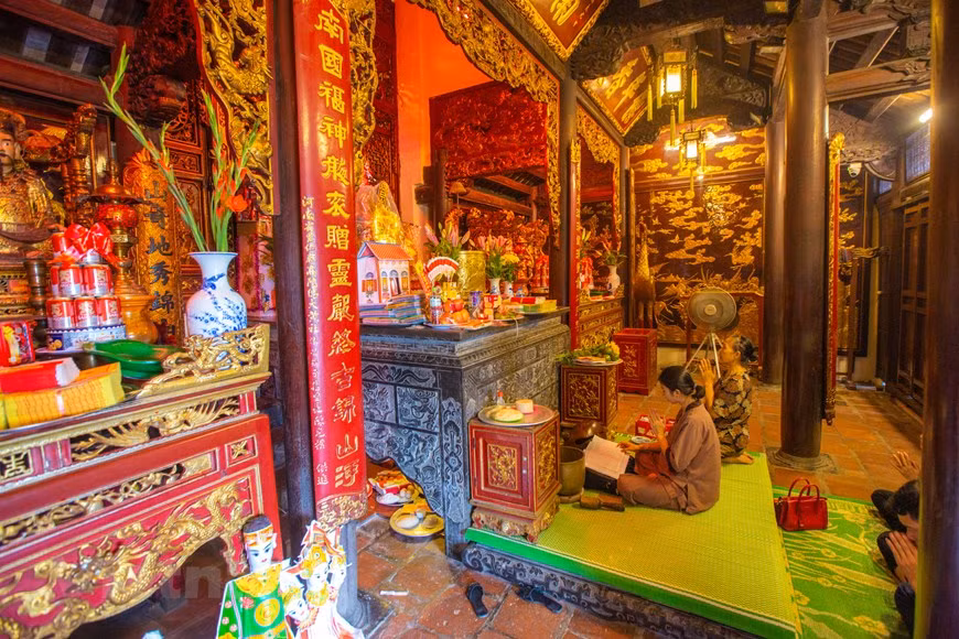  Chaque année, de nombreux pèlerins s’y rendent pour solliciter bonheur et fortune, et rendre hommage au seigneur Trân Quôc Tang. La fête du temple de Cua Ông se déroule toutes les années paires. Le culte au général est organisé aux 3e et 4e jours du 2e mois lunaire. Il donne lieu à de somptueuses cérémonies cultuelles. La fête dure jusqu’à la fin du 3e mois lunaire. Le point d’orgue de la fête est la procession au cours de laquelle la statue du général Trân Quôc Tang est transportée de Cua Ông jusqu’à un autre temple dans la commune de Trac Chân. Photo : Vietnamplus