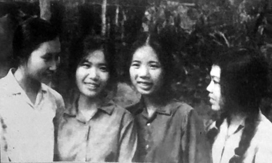  La journaliste Thuy (premier, à droite) était l'une des quatre femmes journalistes qui sont entrées au champ de bataille du Centre en 1973.