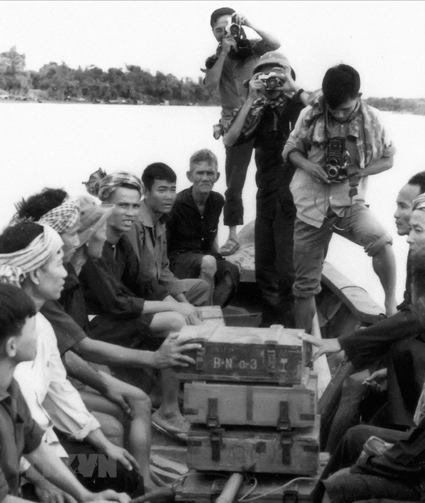  Des reporters de l'Agence d'information de Libération lors d'un voyage d'affaires à Dong Thap Muoi.