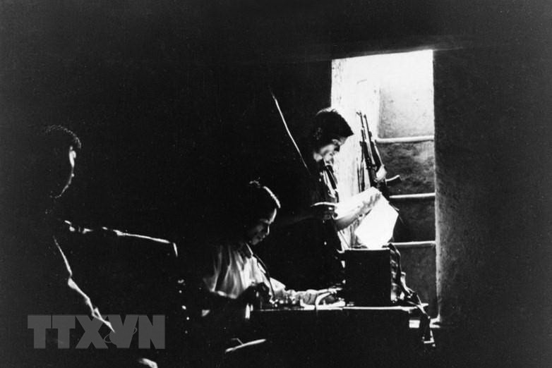 Un groupe de télégraphes de l'Agence d'information de Libération envoie des nouvelles et articles au siège de l’agence pendant la guerre.