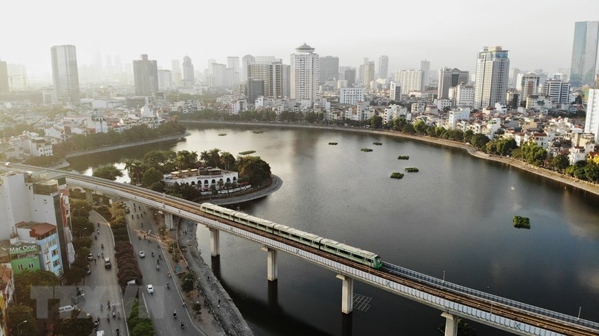  Chaque train, dont la vitesse prévue est de 80 km/h, dispose de quatre voitures capables de transporter plus de 900 passagers. 
