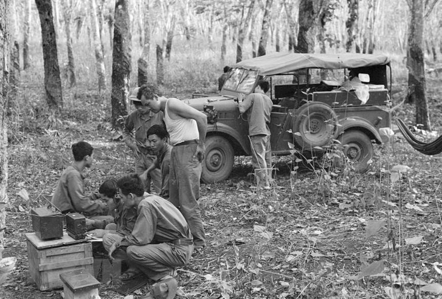  Un groupe de reporters clés de l'Agence vietnamienne d’Information lors de la campagne de Ho Chi Minh en avril 1975.