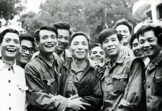  Le rédacteur en chef adjoint Do Phuong (troisième, à gauche) dit au revoir les reporters de l'Agence vietnamienne d’Information avant leur sortir pour le champ de bataille B en mars 1975.