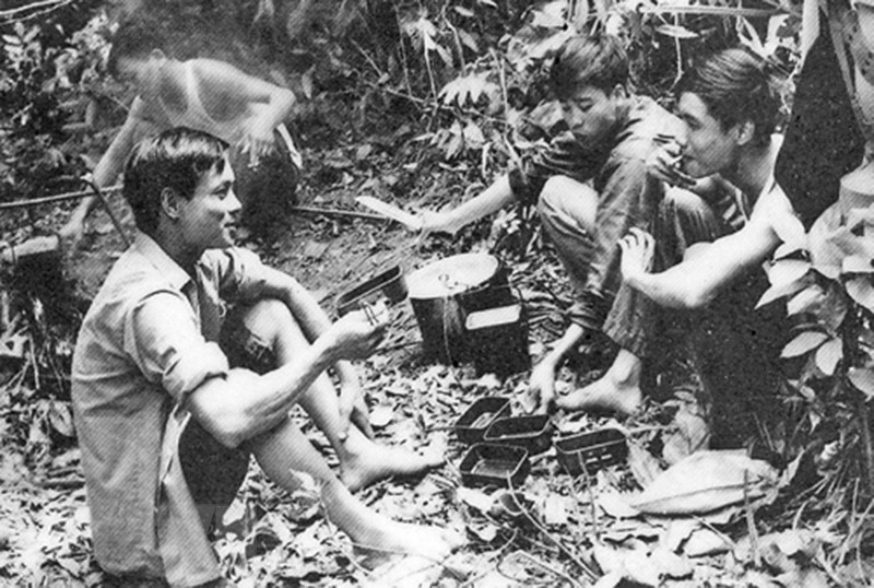 Lors de la campagne printemps-été 1972, les reporters de l’Agence vietnamienne d’Information étaient présents sur les fronts les plus chauds, rapportant le moment de la glorieuse victoire de l’armée et des populations de Tri Thien-Hue, de Tay Nguyen (Hauts plateaux du Centre), du Sud oriental… 