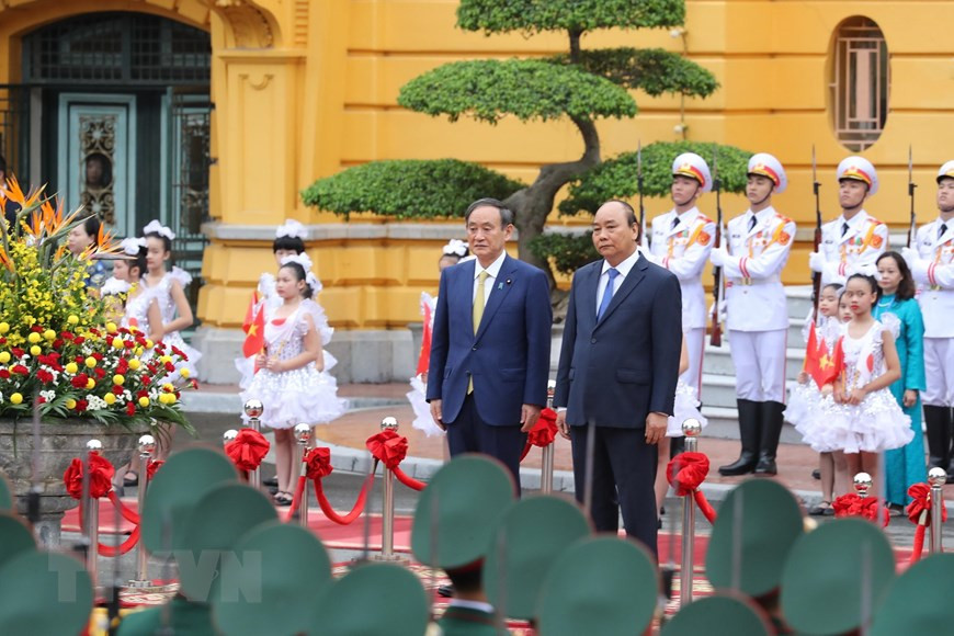  Le Premier ministre Nguyen Xuan Phuc et son homologue japonais Suga Yoshihide sur le podium d'honneur à la cérémonie d’accueil.