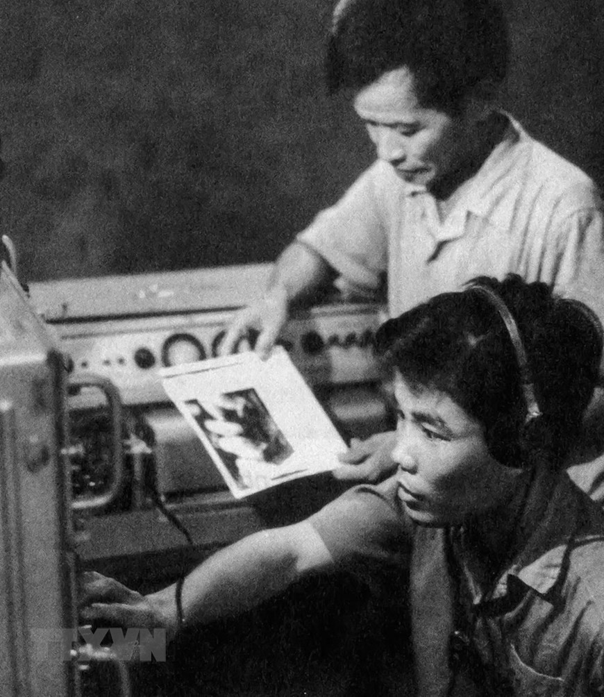  Des techniciens de l'Agence d'information de Libération ont testé l'émetteur-récepteur de Telephoto, le système de téléobjectif le plus moderne du Vietnam à l'époque (en 1974) remis par la République démocratique allemande.