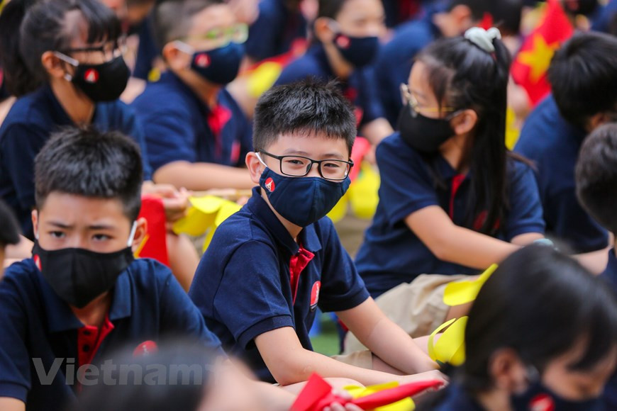  Pour l’année scolaire 2020-2021, la pandémie du COVID-19 pourrait encore avoir de nouvelles évolutions, le leader du Parti a demandé au secteur de l'éducation de mettre en œuvre efficacement les directives et politiques du Parti et de l’État sur l'éducation et la formation ; de surmonter toutes les difficultés pour prévenir et combattre l’épidémie et mener à bien l’enseignement ; de concentrer les ressources pour améliorer la qualité de l'éducation et de la formation, en particulier la formation de ressources humaines de haute qualité capables de répondre aux exigences de l'industrialisation et de la modernisation nationales et aussi de la quatrième révolution industrielle ; d’améliorer l'enseignement de l'histoire, de la culture nationale, du style de vie, des idéaux révolutionnaires… aux élèves et étudiants. Photo : Vietnamplus