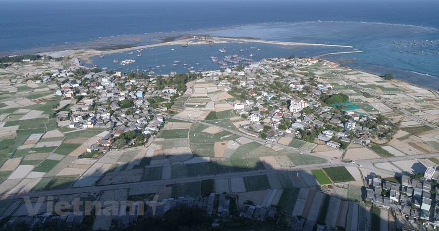  Avec une centaine de vestiges historiques et culturels, Ly Son est vraiment une destination touristique et de villégiature de nombreux gens. En arrivant sur cette île exotique, le premier réflexe est de prendre le plus de photos possibles, puis de visiter des sites incontournables sur l’île de Ly Son comme les pagodes Hang, Duc, la grotte Câu, la maison communale d’An Hai et le mémorial de la flottille de Hoang Sa constituent un lieu de recueil important pour la population locale et les visiteurs. Selon les annales, au 17ème siècle, le seigneur Nguyen a créé cette flotte pour défendre les îles de Hoàng Sa (Paracels). Sur Ly Son, les visiteurs découvrent aussi la vie des pêcheurs et dégustent des fruits de mer. Photo : Vietnamplus 