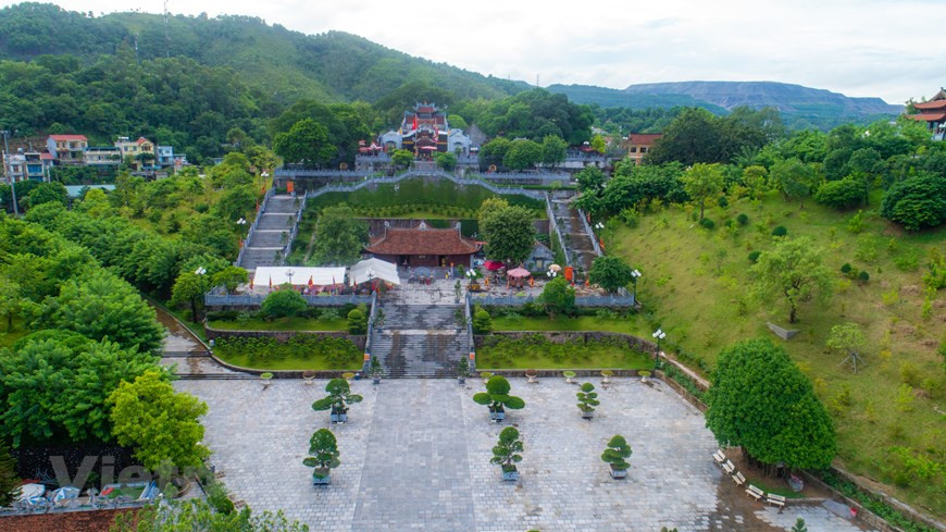  Le temple de Cua Ông est situé dans la ville de Cam Pha, à quelque 50 km de Ha Long, dans la province septentrionale de Quang Ninh. Il est l’un des sites les plus réputés de la dynastie des Trân. Chaque année, de très nombreux pèlerins s’y rendent pour solliciter le bonheur, la fortune et rendre hommage au seigneur Trân Quôc Tang. A l’origine, le temple de Cua Ông avait été érigé à côté du temple de Cap Tiên, en commémoration au général Trân Quôc Tang, le troisième fils de Trân Hung Dao, qui dirigea avec succès trois guerres contre les envahisseurs Yuan mongoles. Photo : Vietnamplus