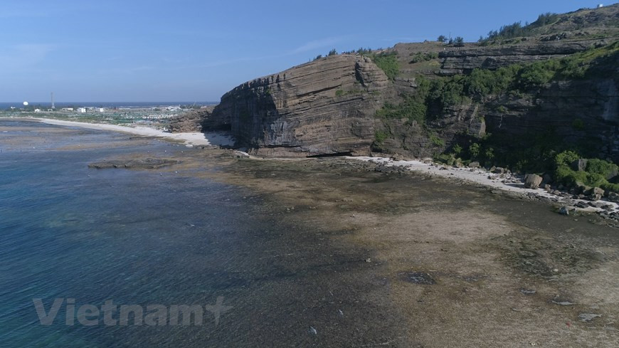  Outre ses paysages, Ly Son propose aux touristes de découvrir une centaine de vestiges dont certains classés au patrimoine. La maison communale d’An Hai et le mémorial de la flotte de Hoang Sa constituent un lieu de recueil important pour la population locale et les visiteurs. Selon les annales, au 17e siècle, le seigneur Nguyên a créé cette flotte pour défendre les îles de Hoang Sa (Paracels). Chaque année, une cérémonie religieuse en mémoire des soldats de cette flotte est organisée à la maison communale d’An Hai. La cérémonie a eu lieu selon des rites séculaires de reconnaissance aux soldats de Hoàng Sa et garnisons de Truong Sa (Spratley) qui traversèrent la mer pour aller exploiter dans l'archipel de Hoang Sa les ressources naturelles et défendre la souveraineté du pays. Photo : Vietnamplus