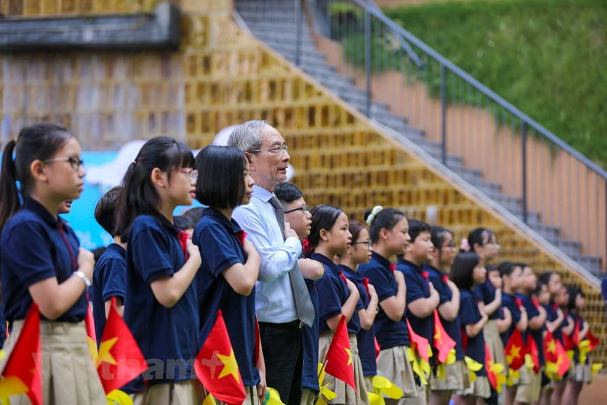  À cette occasion, le secrétaire général du Parti communiste et président du Vietnam, Nguyên Phu Trong, a formulé les meilleurs vœux au secteur de l’éducation, aux élèves et étudiants, ainsi qu’à leurs parents. Il a souhaité que les enseignants, les cadres gestionnaires et les employés du secteur contribuent davantage au renouvellement fondamental et complet de l’éducation nationale. Au cours de l'année scolaire 2019-2020, bien que l'épidémie de COVID-19 ait directement et gravement affecté les activités du secteur de l'éducation, celui-ci a été mis en œuvre de manière proactive, drastique et efficace des solutions pour la mise en œuvre réussie de la lutte contre le coronavirus et l’accomplissement du plan de l'année scolaire, a-t-il estimé. Photo : Vietnamplus