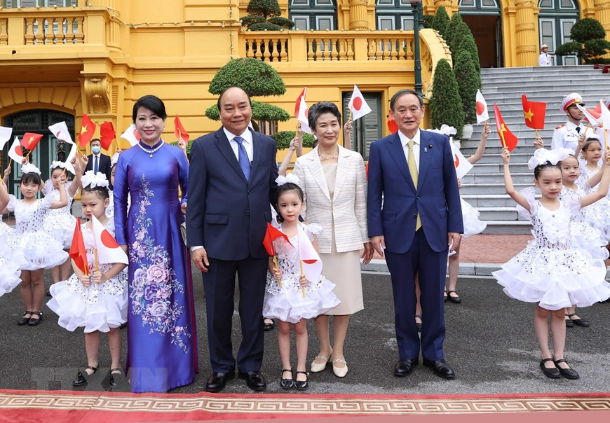  Photo de famille entre le Premier ministre Nguyen Xuan Phuc, son épouse, le Premier ministre japonais Suga Yoshihide, son épouse et des petites-filles vietnamiennes.