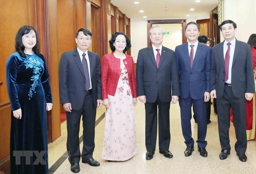  Le permanent du Secrétariat du Comité central du Parti Tran Quoc Vuong (3e, droite), la cheffe de la Commission de la sensibilisation auprès des masse du Comité central du Parti, Truong Thi Mai (4e, droite) et des délégués. 