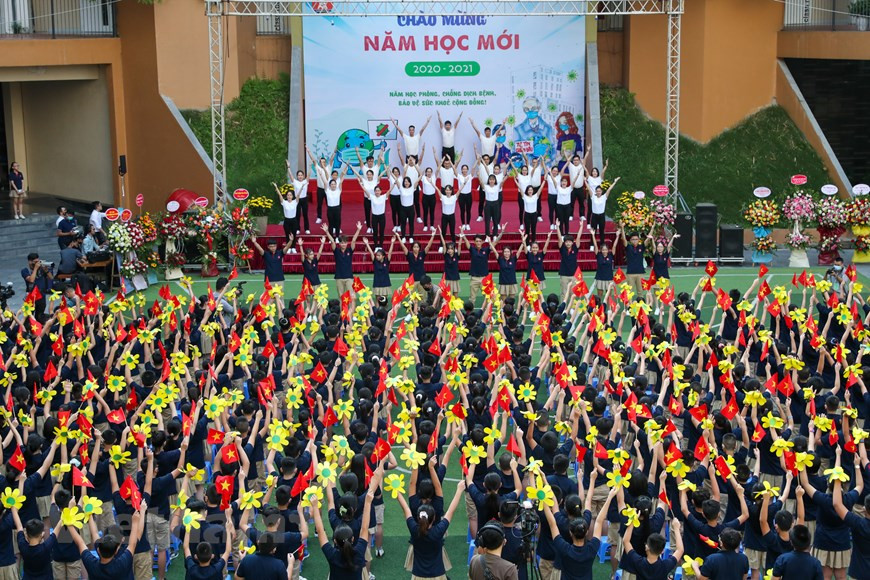  Le ministère vietnamien de l'Éducation et de la Formation vient de publier son nouveau programme scolaire pour l'année scolaire 2020-2021 marqué par allègement de dix matières au collège et au lycée. Une bonne nouvelle pour des milliers d’élèves et d’enseignants au Vietnam : les mathématiques, la physique, la chimie, la biologie, l'informatique, la technologie, la littérature, l'histoire, la géographie ainsi que l’éducation civique vont privilégier la qualité à la quantité pour l’année scolaire qui démarre, les contenus de ces disciplines se simplifiant. Cet ajustement du programme a en effet pour but de mettre en œuvre efficacement le programme actuel de formation générale, de développer la qualité des enseignements ainsi que les capacités des élèves et d'assurer la continuité de l’enseignement face à la crise sanitaire liée à l'épidémie de COVID-19. Photo : Vietnamplus