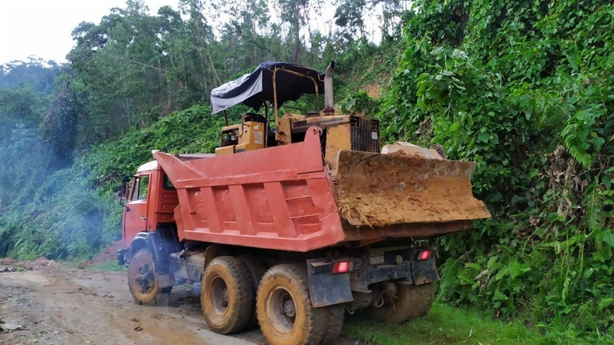  Les forces de secours et les autorités augmentent des véhicules pour atteindre rapidement la zone exposée au glissement de terrain dans la commune de Tra Leng, district de Nam Tra My, province de Quang Nam.