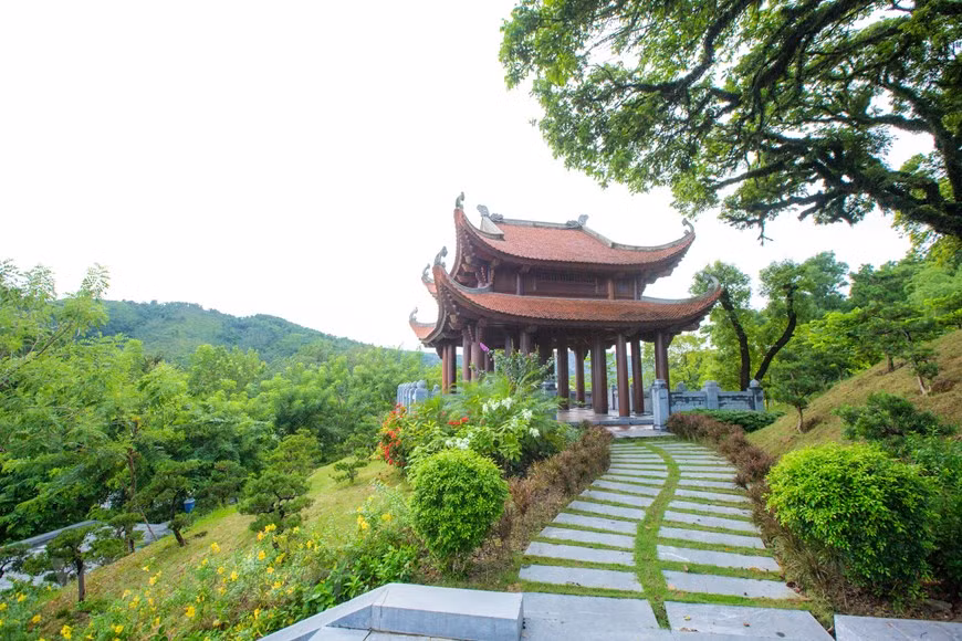  Située à 153 km de Hanoï, la province de Quang Ninh comptant environ 250 km de côtes abrite de nombreuses merveilles de la nature et des paysages magnifiques. Avec quelque 2.000 îles (ce qui représente près de deux tiers des îles du pays), la baie de Ha Long est reconnue pour être l’une des plus belles au monde. Mais elle n’est pas la seule merveille de la région. Avec la baie de Ha Long classée au patrimoine mondial de l’UNESCO et plus de 600 vestiges culturels et historiques, la province de Quang Ninh compte des sites touristiques à profusion. Les voyageurs sont toujours plus nombreux à s’y rendre. Photo : Vietnamplus 