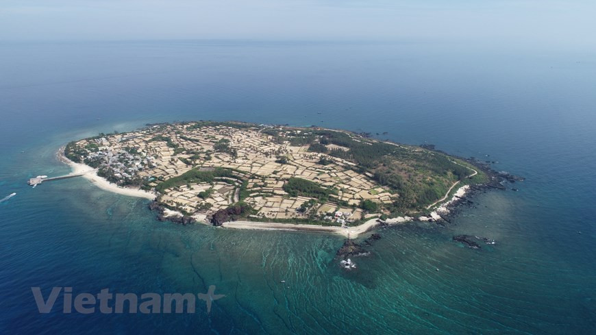  Dao Be (Petite île), située dans le district insulaire de Ly Son, province de Quang Ngai (Centre), est une île d’une beauté incomparable. Une nouvelle destination touristique à découvrir. Dao Be est connue comme les ''Maldives du Vietnam'', possédant une eau de mer bleue claire vue au fond, du sable fin et blanc et des récifs coralliens colorés attirant les touristes. Ðảo Bé séduit immédiatement ses visiteurs par sa beauté sauvage. Sur environ un kilomètre carré, Dao Be possède 34 roches sédimentaires et des rizières en gradins. On y cultive aussi de l’oignon et de l’ail dans un sol très sableux. Photo : Vietnamplus