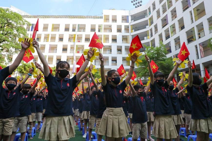  Pour l’année scolaire 2020-2021, Hanoï compte près de 2 800 écoles avec plus de 2,1 millions d’élèves. Comme partout dans le pays le matin du 5 septembre, les cérémonies de la rentrée scolaire 2020-2021 ont redonné vie aux cours de récréation des établissements scolaires de la ville. Afin de garantir la sécurité et la prévention de l'épidémie, toutes les écoles de la ville ont nettoyé, désinfecté et mis en place les conditions de prévention de l'épidémie avant l’accueil des élèves. Il est important de rappeler qu’outre l'épidémie de COVID-19, de nombreuses autres maladies comme la dengue ou la fièvre aphteuse doivent également être sous contrôle. Photo : Vietnamplus