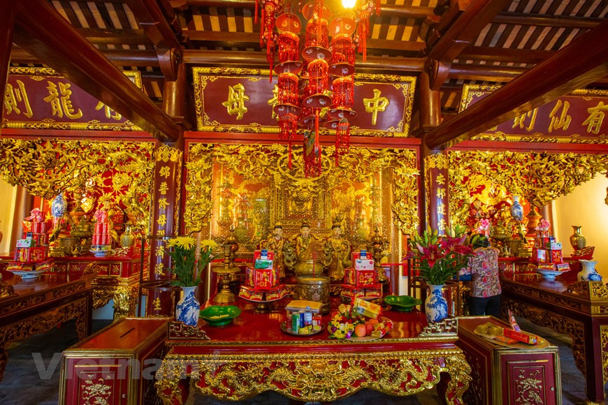  Ce temple unique, qui est dédié au culte de l’ensemble de la famille de Trân Hung Dao et de ses grands serviteurs et vassaux, a survécu à toutes les vicissitudes du temps. Le temple de Cua Ông a non seulement une grande valeur historique, mais également une dimension artistique et culturelle. L’ensemble de la zone est disposé sur des collines peu élevées et sous des arbres séculaires créant une dimension calme, majestueuse et solennelle à tout l’édifice religieux. L’architecture est décorée à l’image des tu linh (quatre animaux sacrés) dont long (dragon), ly (licorne), quy (tortue) et phung (phénix). Photo : Vietnamplus