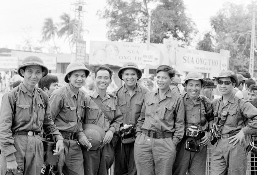  Des reporters de l'Agence d'information de Libération et de l'Agence vietnamienne d’Information ont participé à informer de la campagne de Ho Chi Minh en avril 1975.