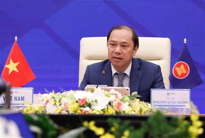  Le vice-ministre des Affaires étrangères Nguyen Quoc Dung, chef de la délégation des hauts officiels de l'ASEAN, du Vietnam préside la réunion. Photo: VNA