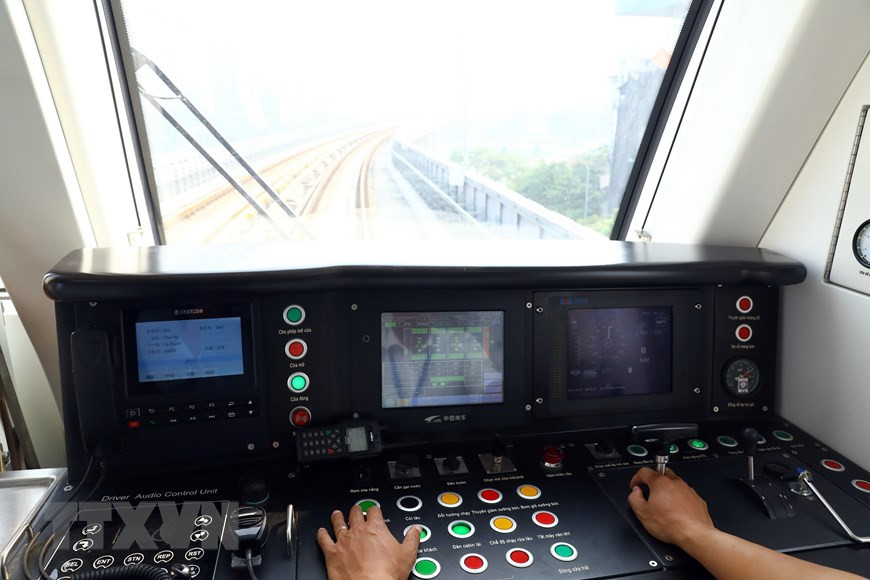  Contrôlé automatiquement par un centre situé au dépôt Ha Dong, la ligne ferroviaire est configurée pour une fréquence des trains de 6 à 7 minutes, ou même de 2 à 3 minutes aux heures de pointe.