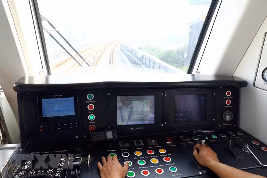  Contrôlé automatiquement par un centre situé au dépôt Ha Dong, la ligne ferroviaire est configurée pour une fréquence des trains de 6 à 7 minutes, ou même de 2 à 3 minutes aux heures de pointe. 