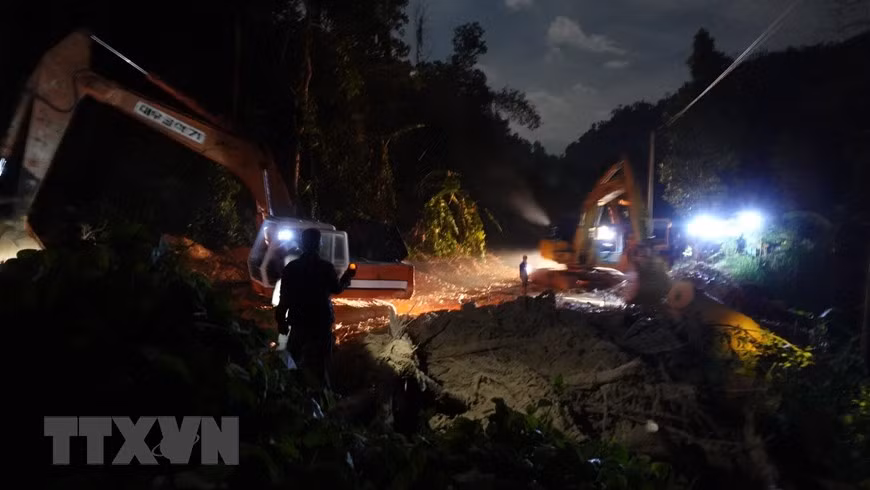  Un glissement de terrain s'est produit dans la soirée du 28 octobre, dans la commune de Tra Leng, district de Nam Tra My, ensevelissant 11 maisons avec 53 personnes, a fait savoir Ho Quang Buu, vice-président du Comité populaire de la province de Quang Nam. 