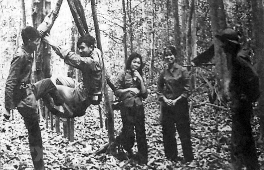  Plus de 150 cadres, journalistes, techniciens "GP10" fuirent envoyés à la bataille du Sud pour soutenir les collèges de l’Agence d’information de Libération fin mars 1973. 