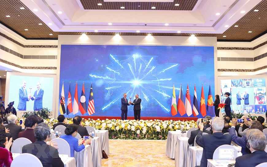  Une cérémonie a eu lieu dimanche après-midi 15 novembre pour clôturer le 37e Sommet de l’ASEAN et les réunions connexes et transférer la présidence de l’ASEAN 2021 au Brunei.