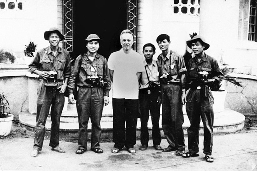  Photo de famille des reporters de l'Agence d'information de Libération et du président du Comité central du Front national de libération du Sud Vietnam, Nguyen Huu Tho (quatrième, à droite).