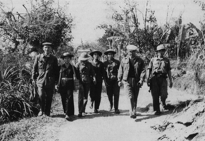  Le rédacteur en chef adjoint de l’Agence vietnamienne d’Information Do Phuong et des reporters en voyage d'affaires à Quang Tri en 1973.