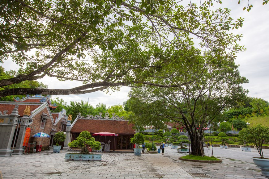  À l’origine, le temple de Cua Ông avait été érigé à côté du temple de Cap Tiên, en commémoration au général Trân Quôc Tang. Le site comprend trois parties: le temple inférieur (Dên Ha), le temple du milieu (Dên Trung) et le temple supérieur (Dên Thuong) qui donnent tous sur la magnifique baie de Bai Tu Long. Le lieu abrite 34 statues représentant les vassaux de Trân Quôc Tang. Bùi Van Hùng, un touriste de Hanoï, explique: ''Chaque année, nous nous rendons dans ce temple pour honorer la mémoire du général Trân Quôc Tang et le remercier d’avoir défendu le territoire du Nord du pays. Nous prions aussi pour la paix, la santé, le bonheur et la prospérité du peuple.'' Photo : Vietnamplus