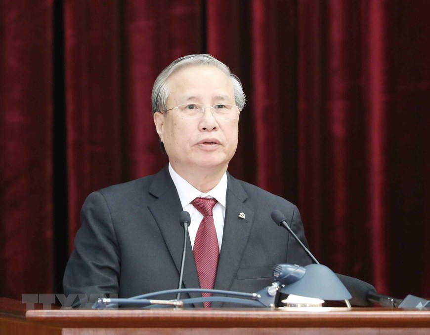  Tran Quoc Vuong, membre du Bureau politique, permanent du Secrétariat du Comité central du Parti, présente l’agenda du 14e Plénum du CC du Parti. 