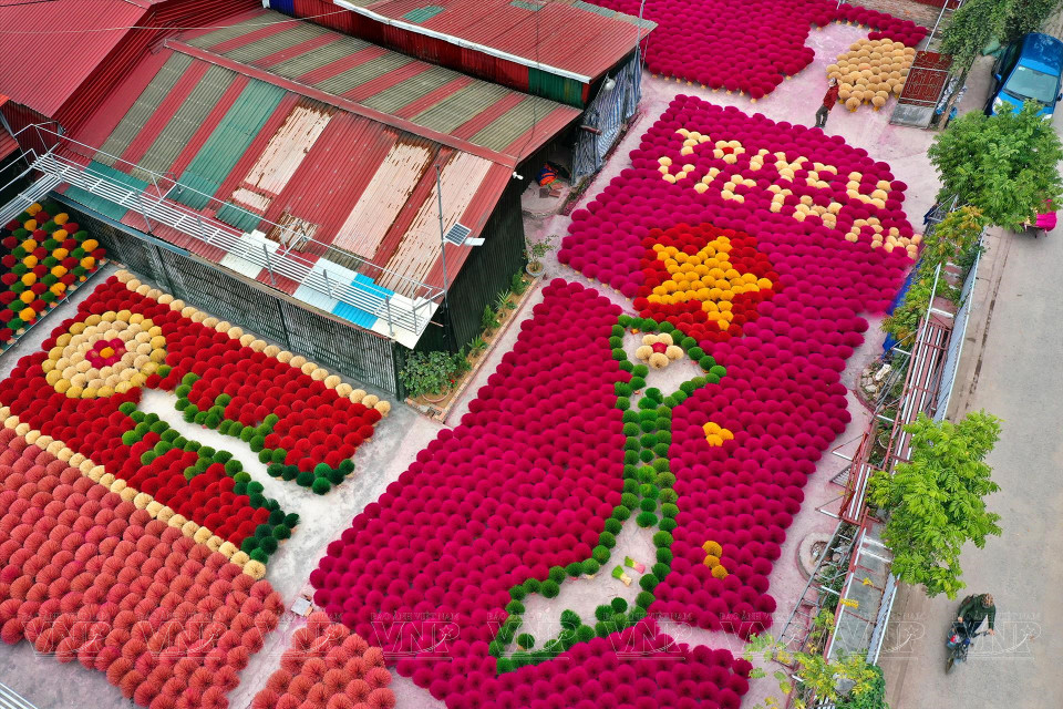 Quang Phu Câu est l’un des villages de métiers traditionnels rattachés à des générations de Vietnamiens. Au fil du temps, ces villages sont restés animés grâce aux mains habiles des maîtres-artisans. Photo: VNA 
