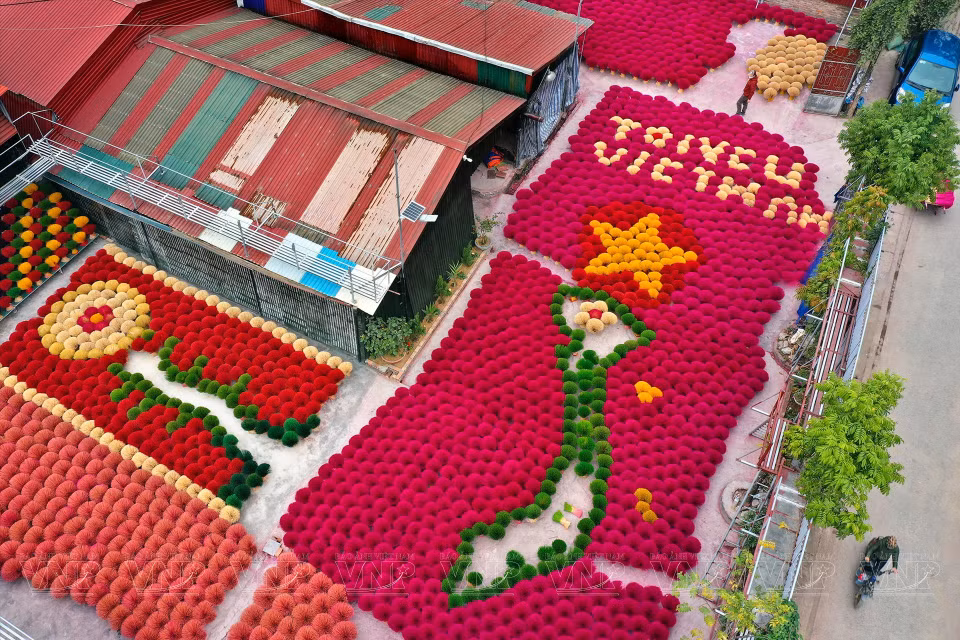Quang Phu Câu est l’un des villages de métiers traditionnels rattachés à des générations de Vietnamiens. Au fil du temps, ces villages sont restés animés grâce aux mains habiles des maîtres-artisans. Photo: VNA 