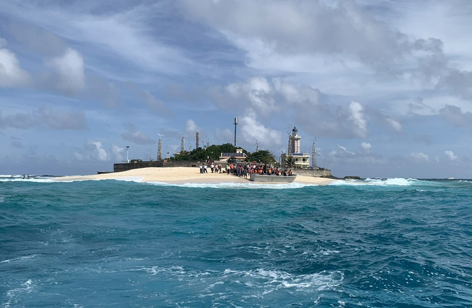 L’île se voit de loin comme un champignon émergeant de l'océan. Photo: VNA