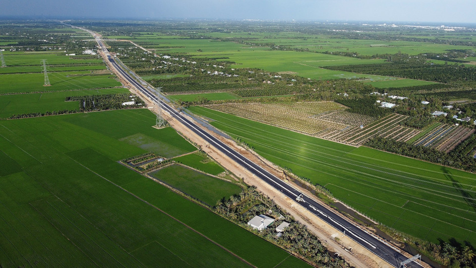 L'autoroute My Thuân - Cân Tho. D’une longueur de 23 km, elle traverse le territoire de cinq districts, chefs-lieux et villes des provinces de Dông Thap et Vinh Long. L'investissement total s'élève à plus de à 4 820 milliards de dôngs (plus de 212 millions de dollars). Photo: VNA 