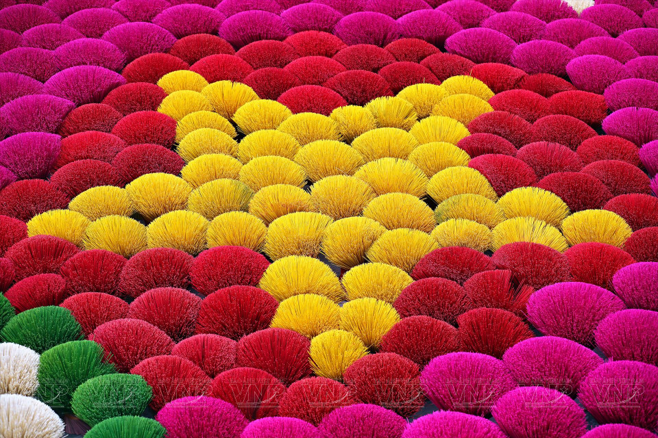 Actuellement, Quang Phu Cau demeure l’un des villages de métiers traditionnels de Hanoï qui se développent le plus vigoureusement. Il revêt non seulement une signification culturelle mais reste encore un beau lieu à ne pas rater pour les touristes. Photo: VNA 