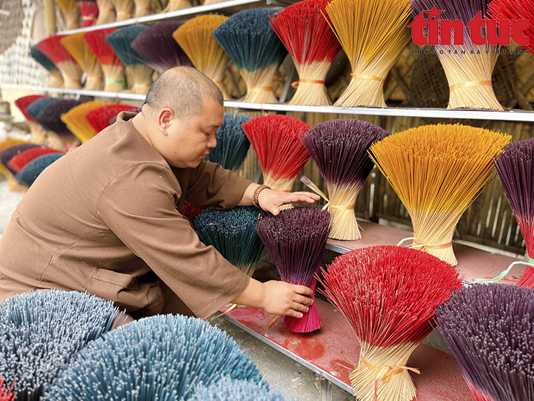 Quang Phu Câu, d’une grande superficie, est l’un des villages de fabrication de bâtonnets d’encens les plus réputés de la banlieue de Hanoï. Aujourd’hui, lors d'une visite, le touriste peut apercevoir des paysages fortement imprégnés de la beauté d’une région rurale à la fois traditionnelle et moderne. Photo: VNA 
