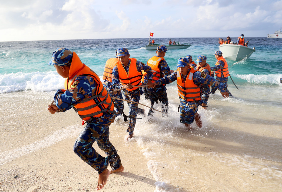 Comme An Bang est une poste de garde-frontière au sud de l’archipel de Truong Sa où les tempêtes font rage tout au long de l’année. Les officiers et soldats sont tous énergiques et résolus, en bonne santé et prêts à se sacrifier pour accomplir leur mission. Photo: VNA