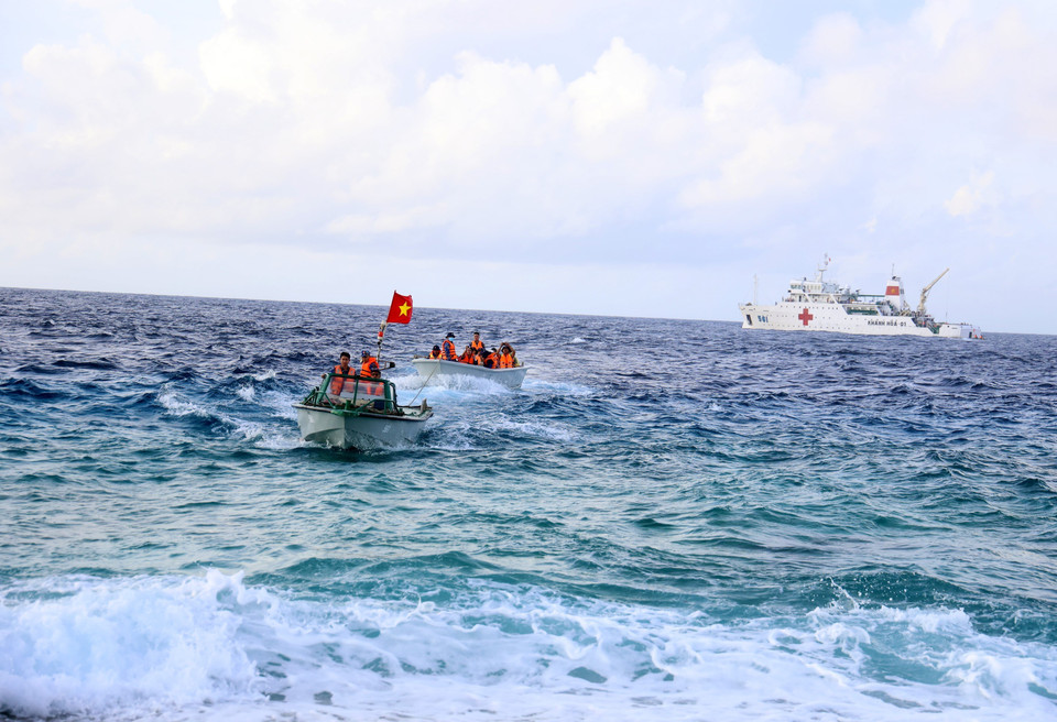 Les vagues et le climat difficile n’ont pu jamais décourager les soldats en poste sur l’île. Photo: VNA