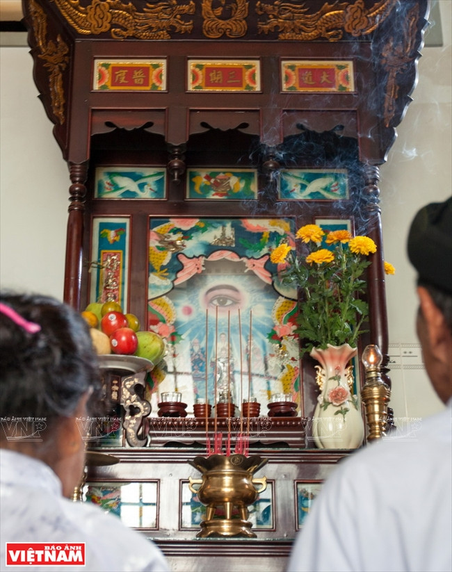 Il est l’objet d'un culte solennel dans chacune des famille des adeptes du Caodaïsme.