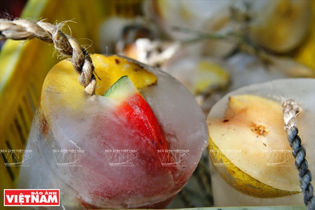 Certains fruits ont été congelés afin de les rendre plus difficile à manger pour les ours.